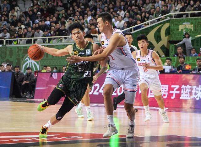 （体育）（1）篮球——CBA：南京头排苏酒胜四川丰谷酒业XxjpseC007526_20241129_PEPFN0A001.jpg